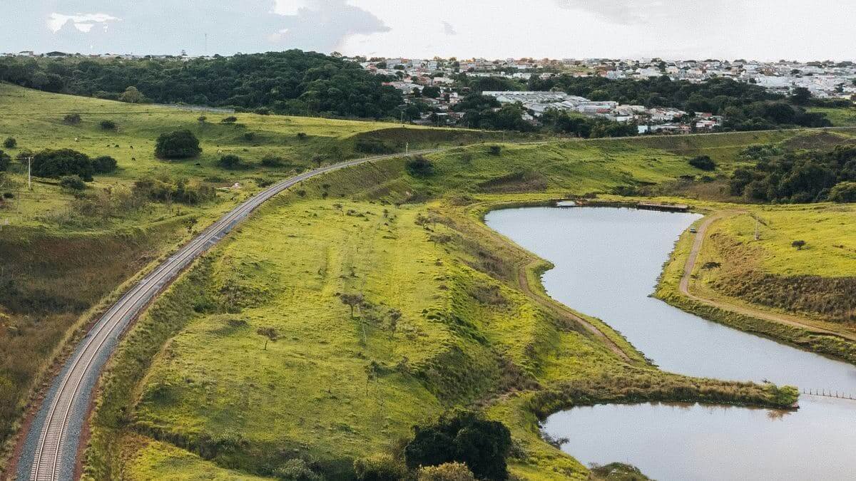 Vista aérea de ferrovia de carga e área urbana no eixo Goiânia, Anápolis e Brasília