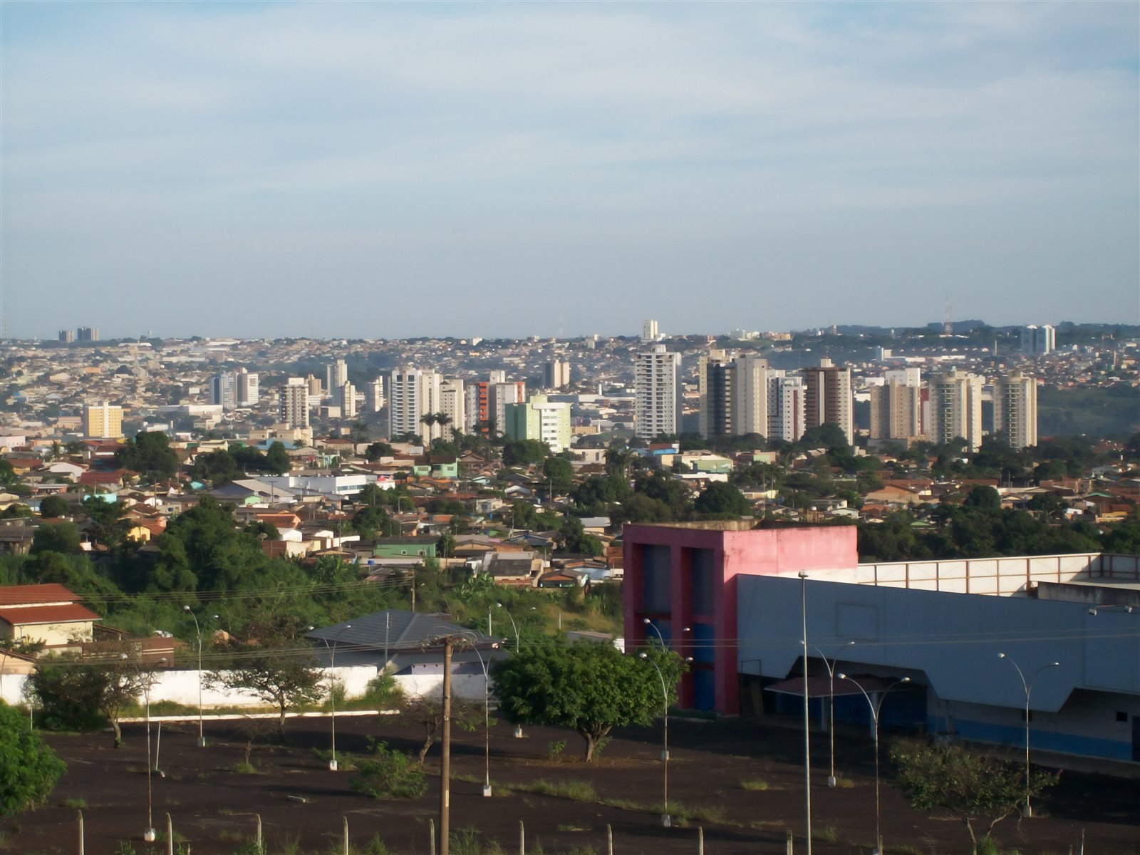 Vista de Anápolis com edifícios residenciais ao fundo e casas em primeiro plano.